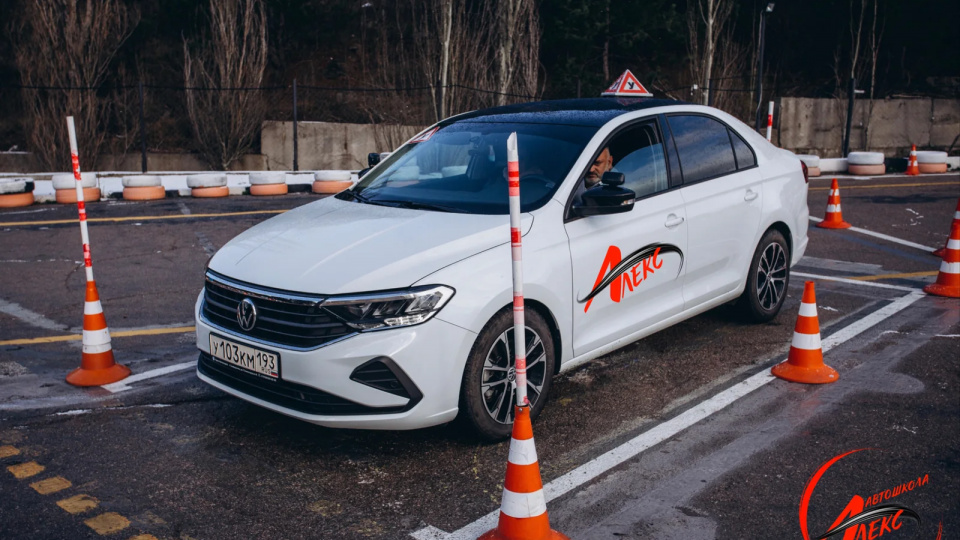 Отработка упражнений с конусами на Volkswagen Polo Ученики автошколы Алекс отрабатывают маневрирование между конусами на учебном автомобиле Volkswagen Polo.