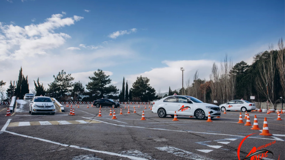 Автодром автошколы Алекс в Гаспре — учебные автомобили Учебные автомобили автошколы Алекс на автодроме в Гаспре для практических занятий по вождению учеников из Ялты, Гаспры и Алупки.
