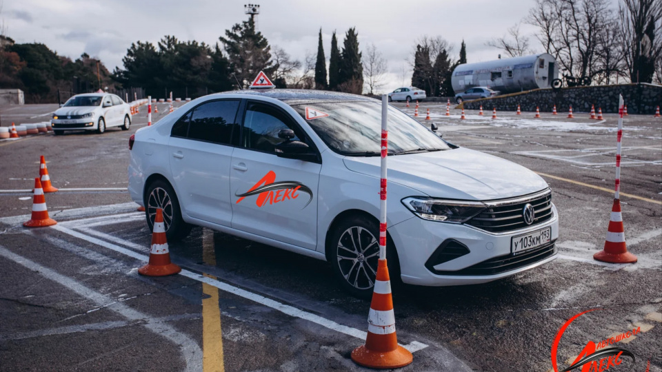 Учебное вождение на Volkswagen Polo в автошколе Алекс Практические занятия по вождению на Volkswagen Polo проходят на оборудованном автодроме автошколы Алекс в Гаспре.