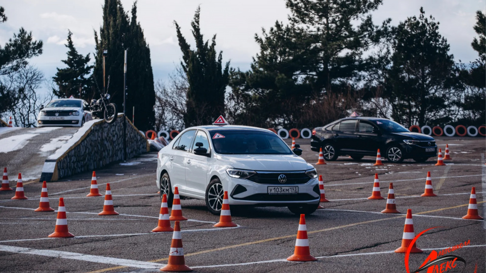 Упражнения с конусами на автодроме автошколы Алекс Ученики автошколы Алекс отрабатывают маневрирование, повороты и упражнения с конусами на учебном автодроме в Гаспре.