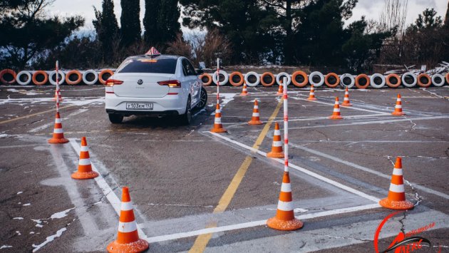 Отработка упражнений и маневров на учебной площадке автошколы Алекс для подготовки к экзамену в ГИБДД.