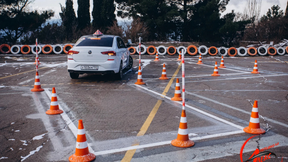 Экзаменационные упражнения на площадке автошколы Алекс Отработка упражнений и маневров на учебной площадке автошколы Алекс для подготовки к экзамену в ГИБДД.