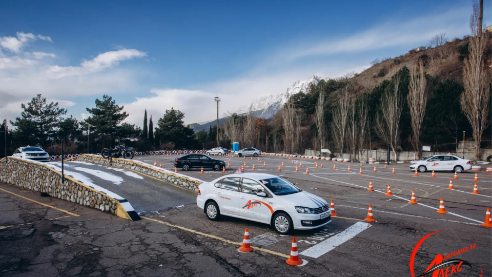 Практика вождения на автодроме автошколы Алекс Практические занятия по вождению проходят на оборудованной учебной площадке автошколы Алекс в Гаспре для подготовки к экзамену в ГИБДД.