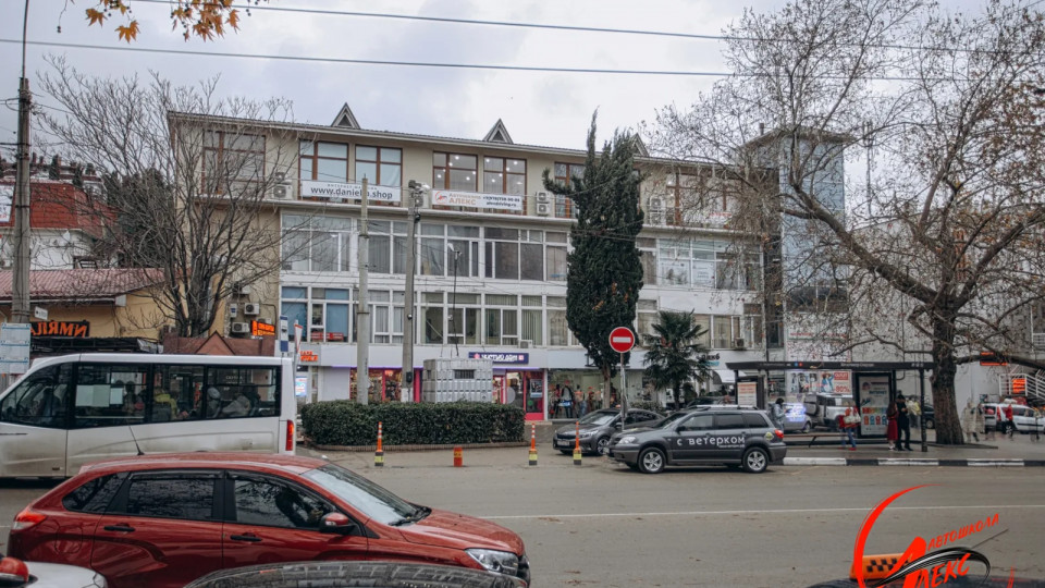 Учебный класс автошколы «Алекс» в Ялте расположен по адресу: ул. Маршака, 6, рядом с остановкой «Спартак».